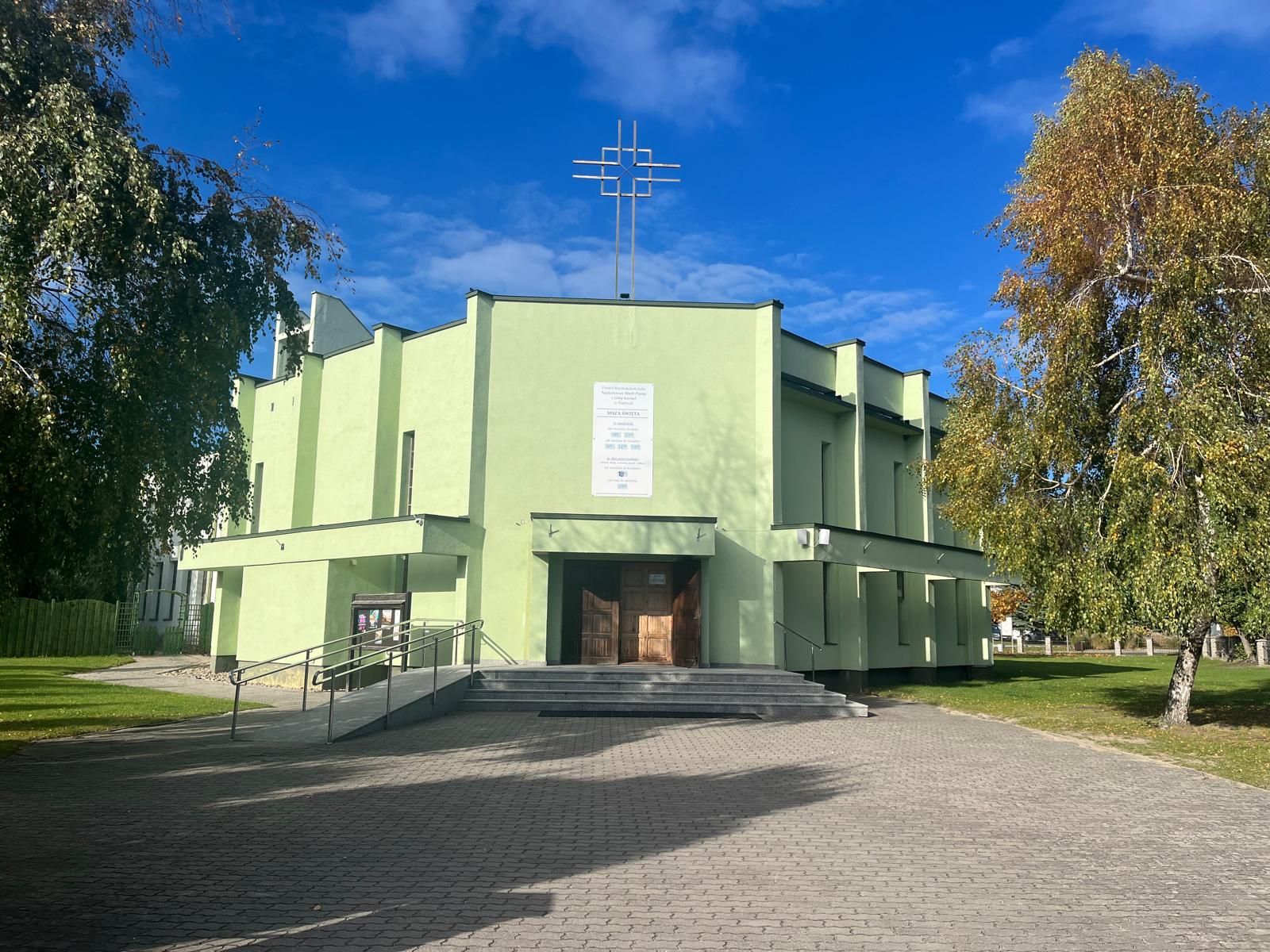 Kościół Matki Bożej z Góry Karmel w Dąbkach, widok od frontu